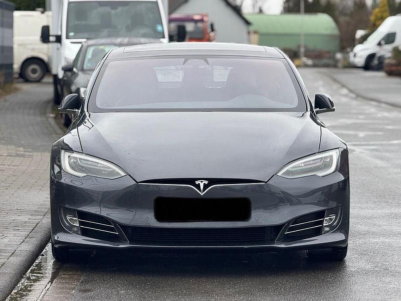 Grau Gebraucht 2017 Tesla Model S Kleinwagen | 18.450 € (Fairer Preis) - Bild 1/4