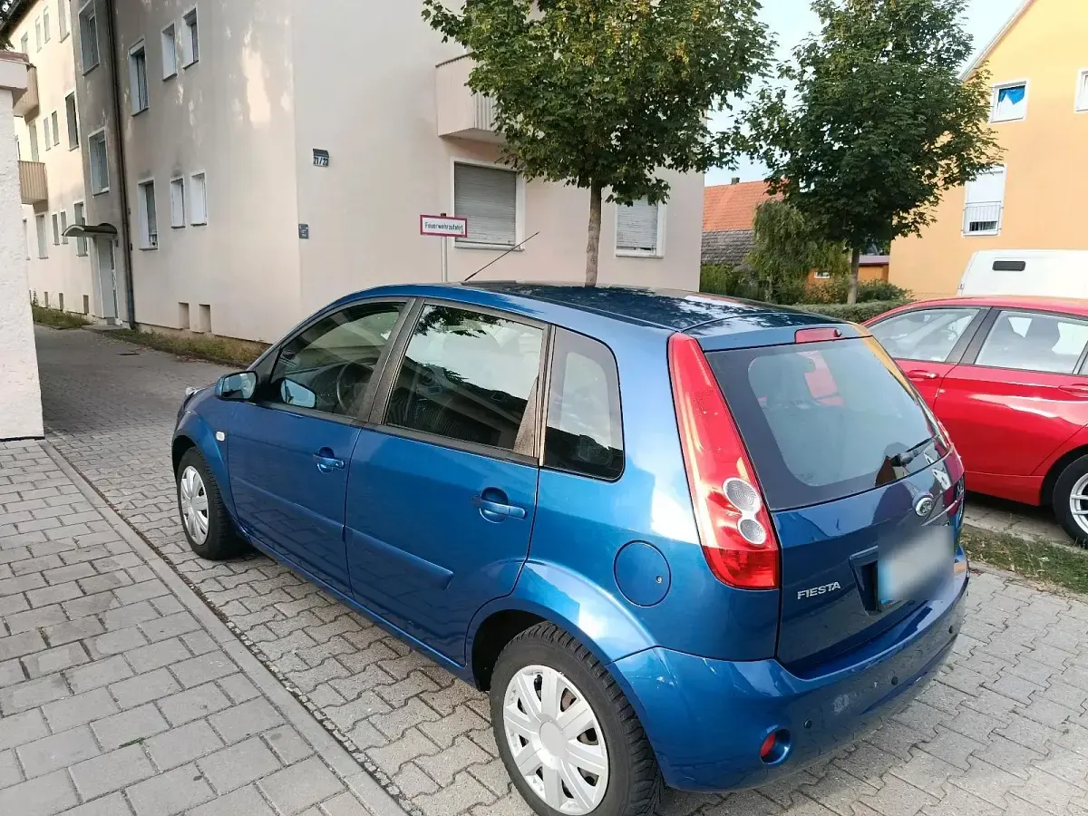 Gebraucht Ford Fiesta 80 PS (58 kW) 2008 Blau Kleinwagen