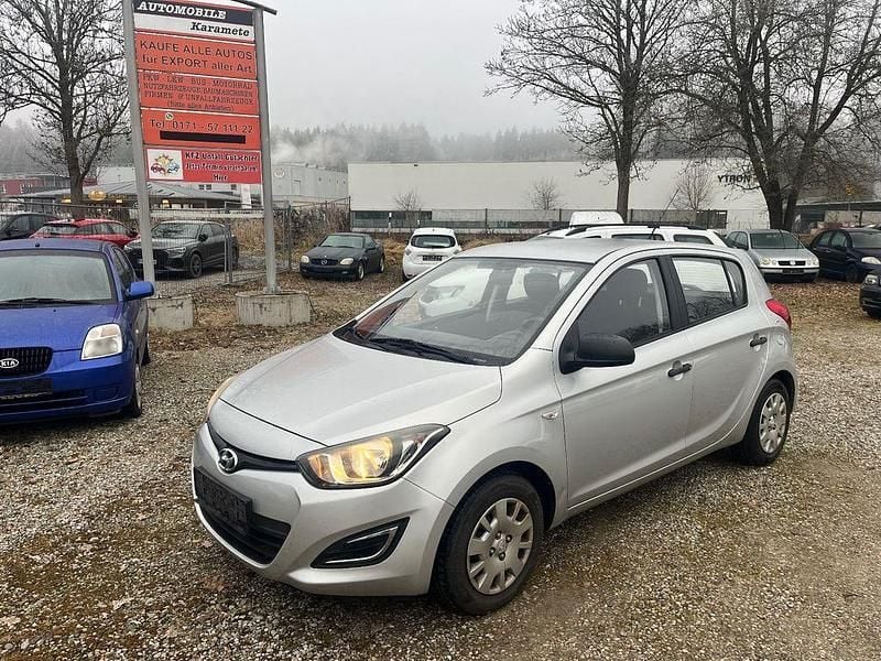 Silber Gebraucht 2013 Hyundai i20 Edition Limousine | 2.399 € (Superpreis) - Bild 1/4