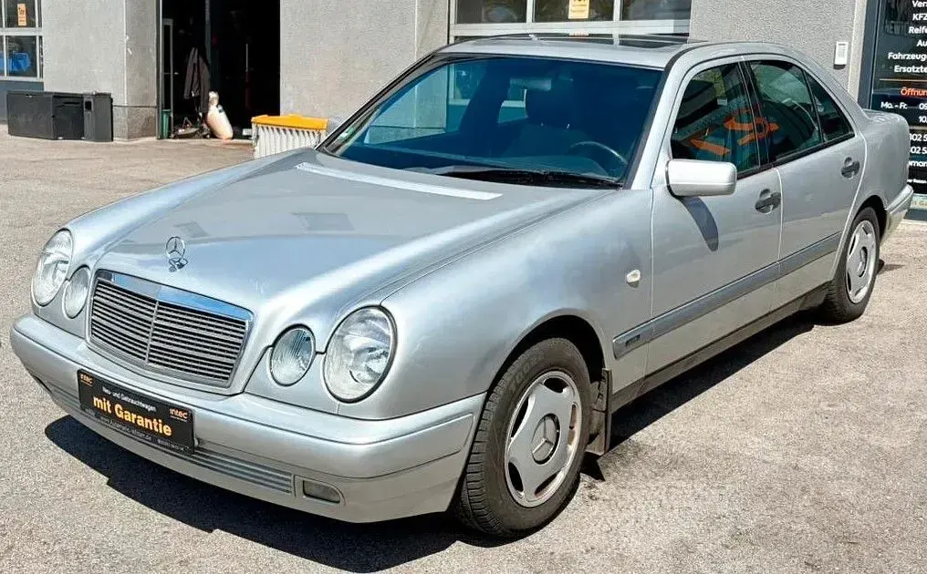 Brugt Mercedes E200 136 HK (100 kW) 1997 Sølv Sedan