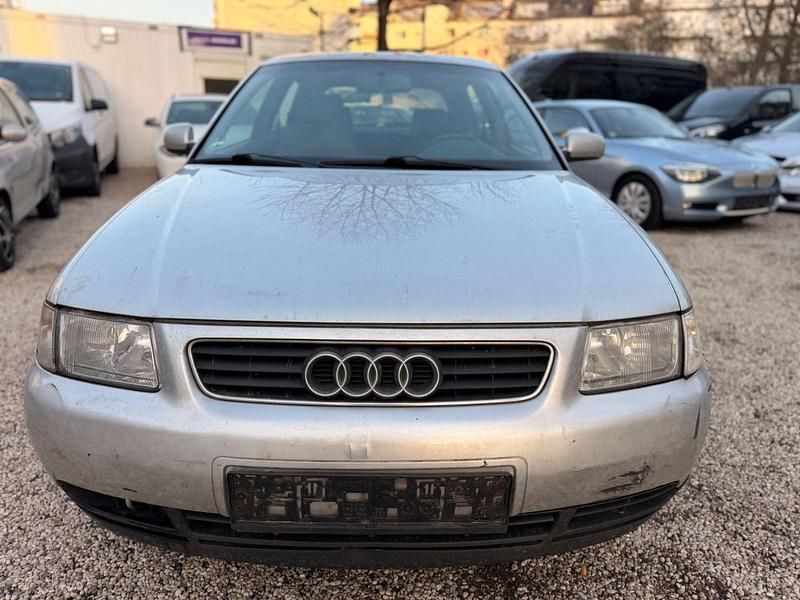 Second-hand Audi A3 Ambiente 101 CP (74 kW) 2000 Argintiu Hatchback