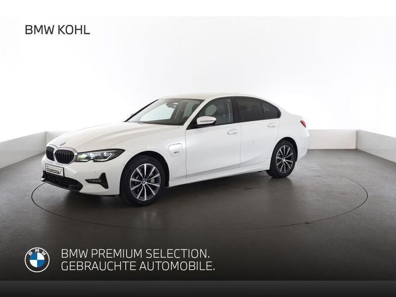 Weiss Gebraucht 2021 BMW 330e Sport Line Limousine | 26.660 € (Guter Preis) - Bild 1/4