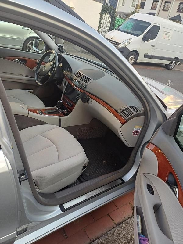Gebraucht Mercedes E220 170 PS (125 kW) 2007 Grau Kombi