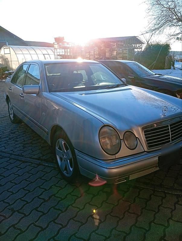 Second-hand Mercedes E280 204 CP (150 kW) 1999 Argintiu Berlinǎ