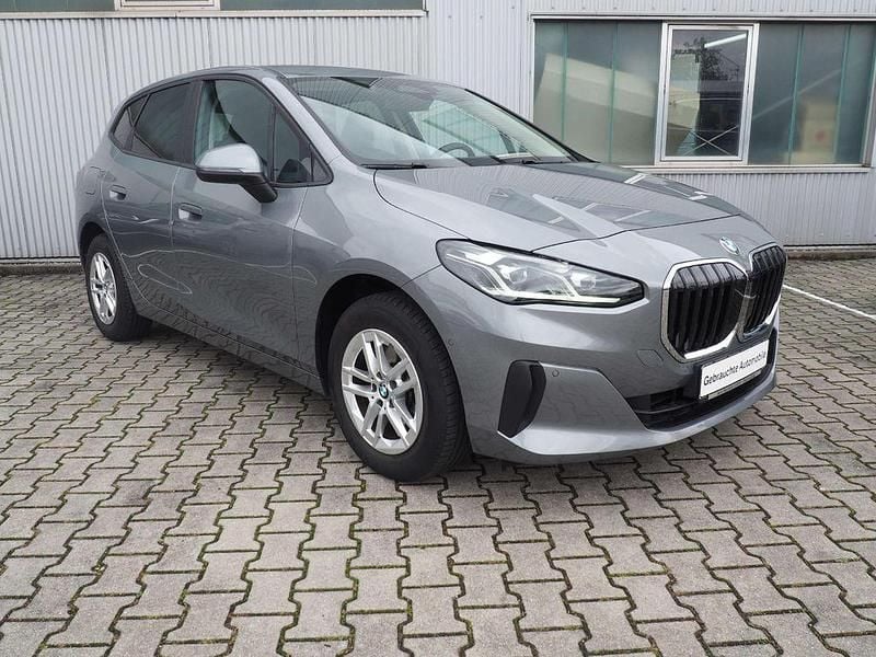 Skyscraper grau metallic Gebraucht 2022 BMW 220 Active Tourer Sport Line Van / Kleinbus | 26.980 € (Guter Preis) - Bild 1/4