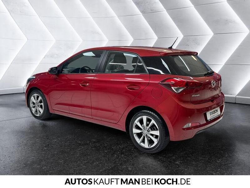 Gebraucht Hyundai i20 Trend 101 PS (74 kW) 2017 Rot Kleinwagen