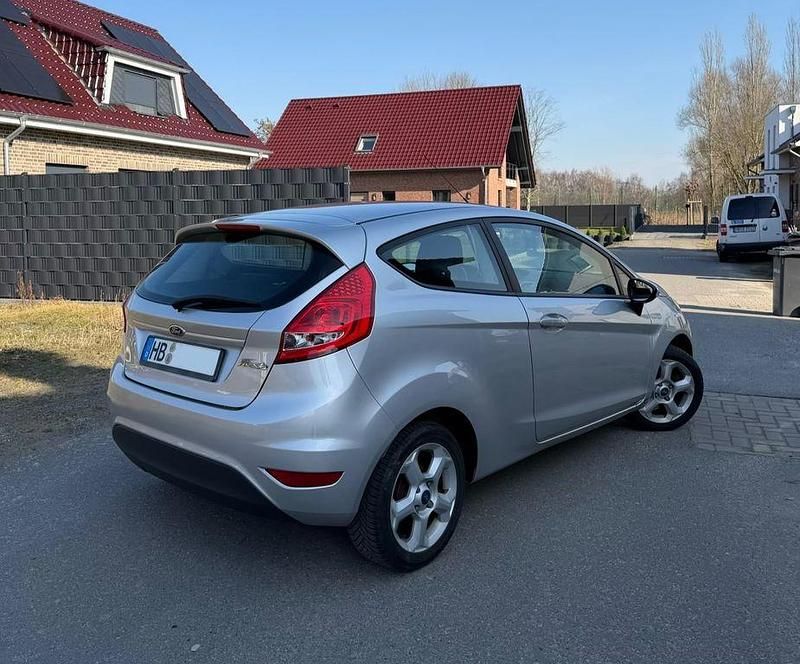 Gebraucht Ford Fiesta 60 PS (44 kW) 2012 Silber Kleinwagen