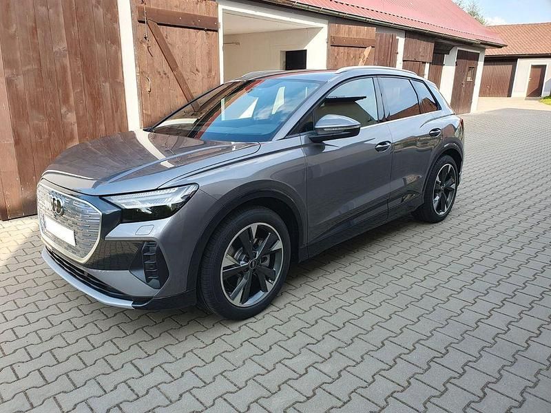 Grau Gebraucht 2023 Audi Q4 e-tron S-Line SUV | 39.800 € (Etwas zu teuer) - Bild 1/4