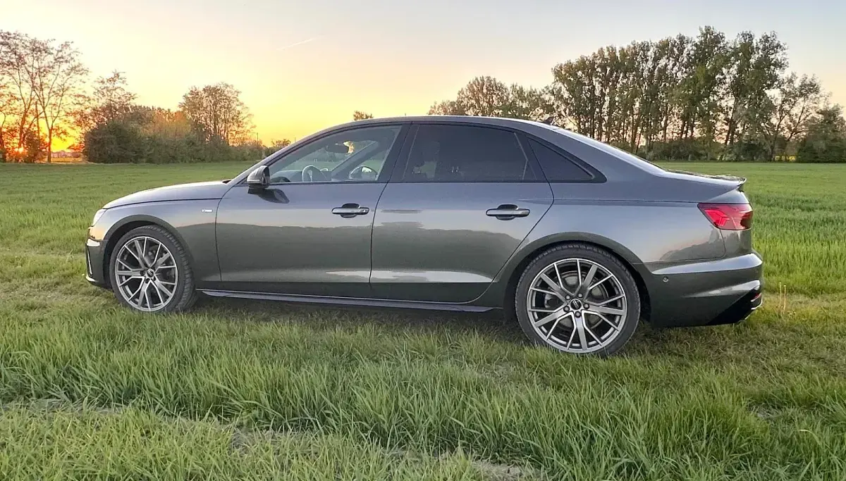 Używany Audi A4 S-Line 150 KM (110 kW) 2024 Szary Sedan/Limuzyna