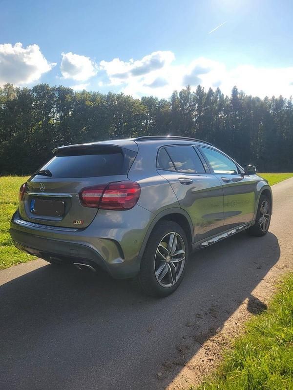 Gebraucht Mercedes GLA180 AMG line 122 PS (89 kW) 2017 Grau SUV