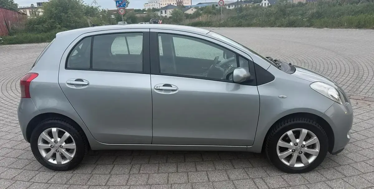 Gebraucht Toyota Yaris 87 PS (63 kW) 2008 Silber Kleinwagen