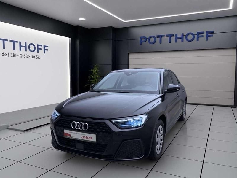 Mythosschwarz metallic Gebraucht 2025 Audi A1 Sportback Ambiente Kleinwagen | 21.950 € (Guter Preis) - Bild 1/4