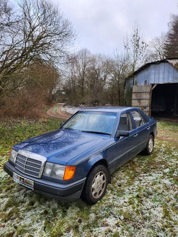 Blau Gebraucht 1986 Mercedes 200 Limousine | 8.300 € - Bild 1/4
