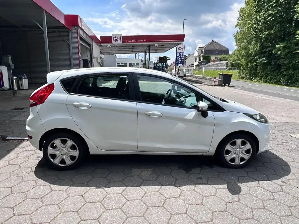 Gebraucht Ford Fiesta 75 PS (55 kW) 2009 Weiß Limousine