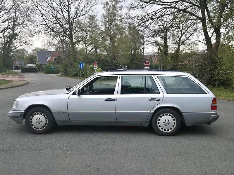 Second-hand Mercedes E220 150 CP (110 kW) 1992 Argintiu Break