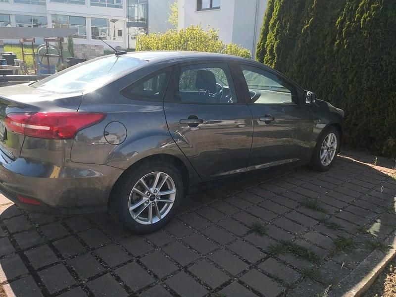Grau Gebraucht 2018 Ford Focus Trend Limousine | 12.700 € (Guter Preis) - Bild 1/4