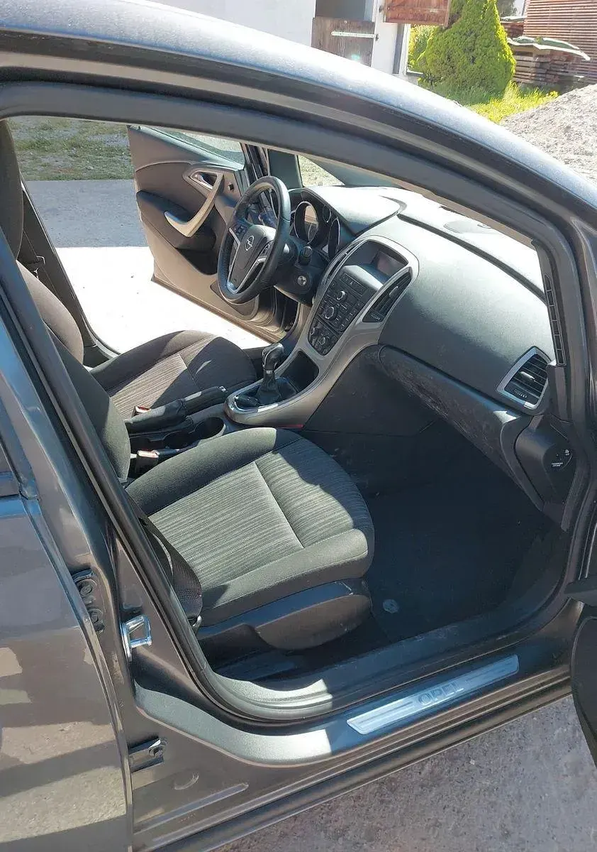 Używany Opel Astra 140 KM (102 kW) 2011 Szary Sedan/Limuzyna