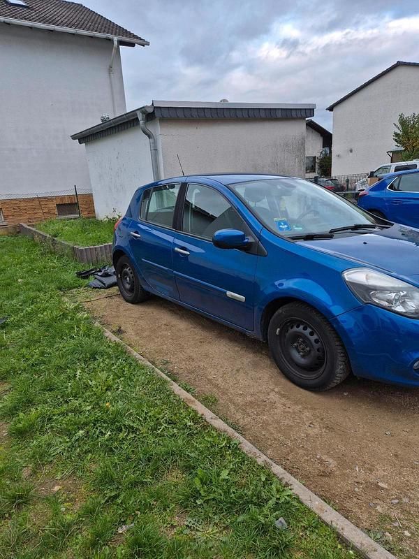 Blau Gebraucht 2009 Renault Clio II Limousine | 2.700 € - Bild 1/4