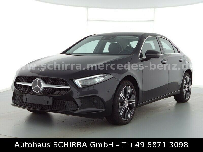 Schwarz metallic Gebraucht 2021 Mercedes A250 Business Limousine | 29.500 € (Etwas zu teuer) - Bild 1/4
