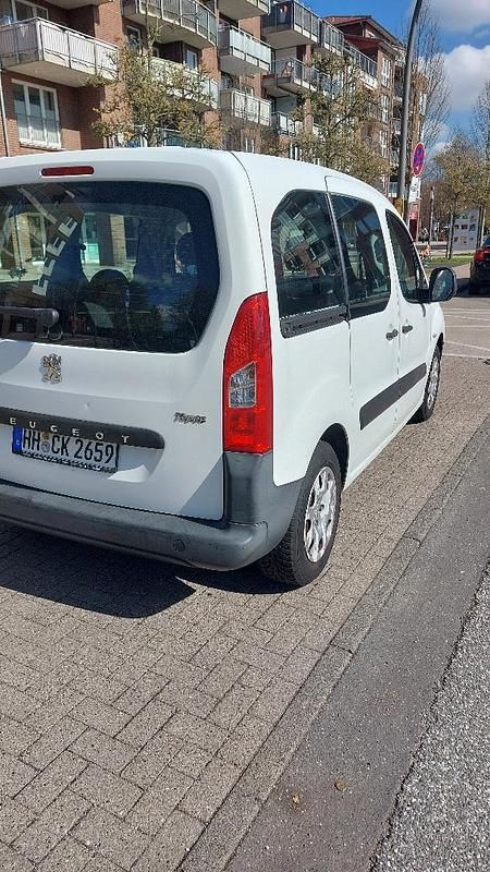 Gebraucht Peugeot TePee 75 PS (55 kW) 2011 Weiß Limousine