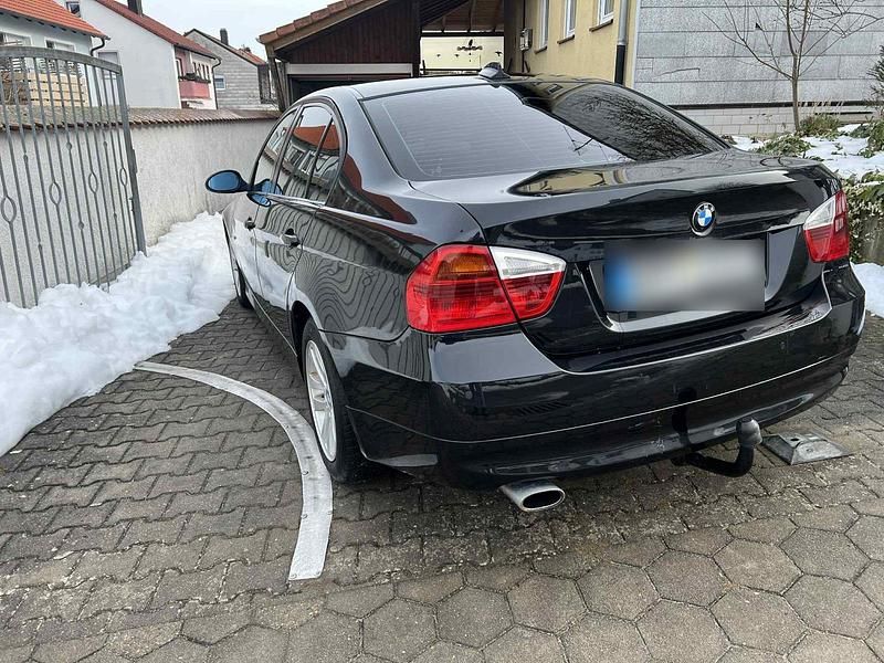 Gebraucht BMW 320 177 PS (130 kW) 2008 Schwarz Limousine