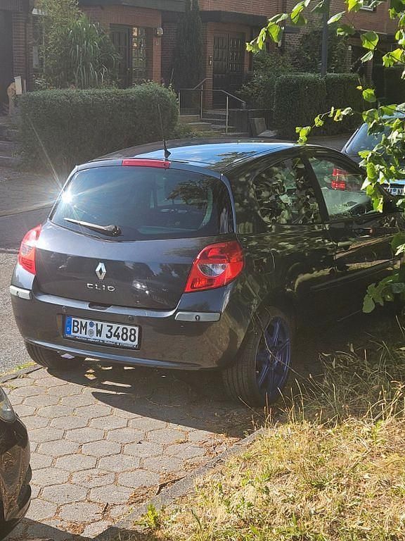 Grau Gebraucht 2008 Renault Clio II Dynamique Limousine | 3.200 € - Bild 1/4