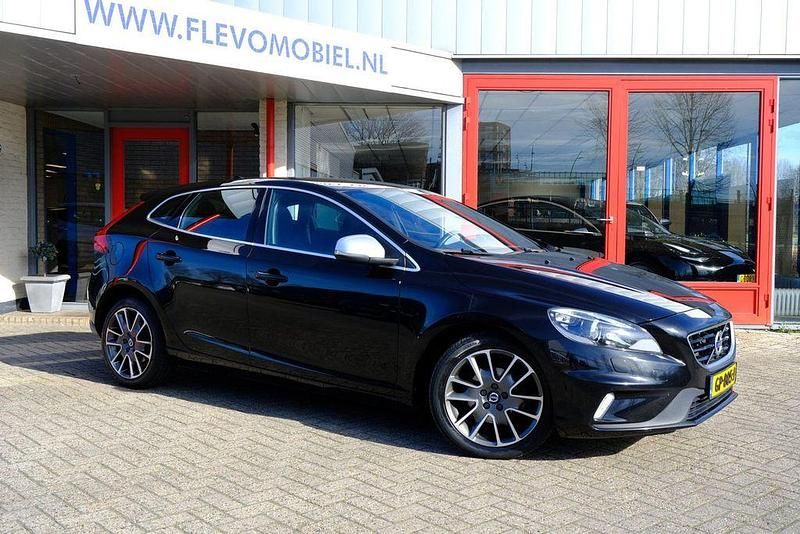 Gebraucht Volvo V40 Business Edition 120 PS (88 kW) 2015 Schwarz Limousine