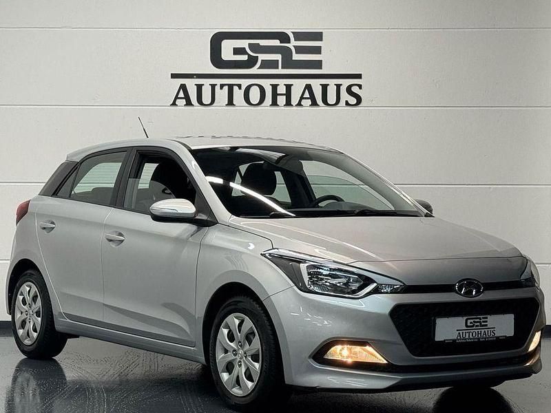 Gebraucht Hyundai i20 Classic 75 PS (55 kW) 2015 Silber Limousine