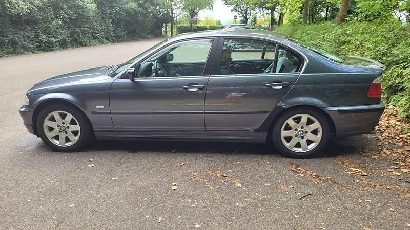 Grau Gebraucht 2000 BMW 323 Limousine | 3.500 € (Guter Preis) - Bild 1/4