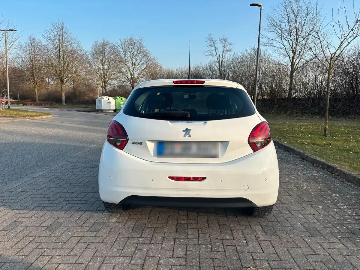 Gebraucht Peugeot 208 82 PS (60 kW) 2018 Weiß Kleinwagen