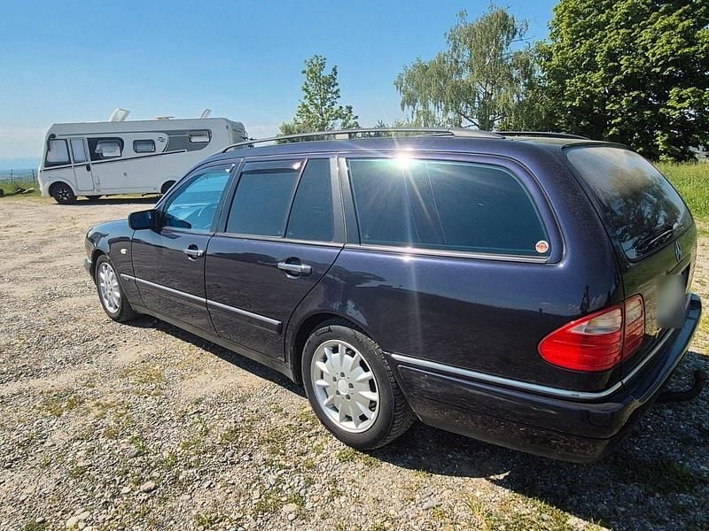 Gebraucht Mercedes E240 Avantgarde 170 PS (125 kW) 1998 Violet Kombi