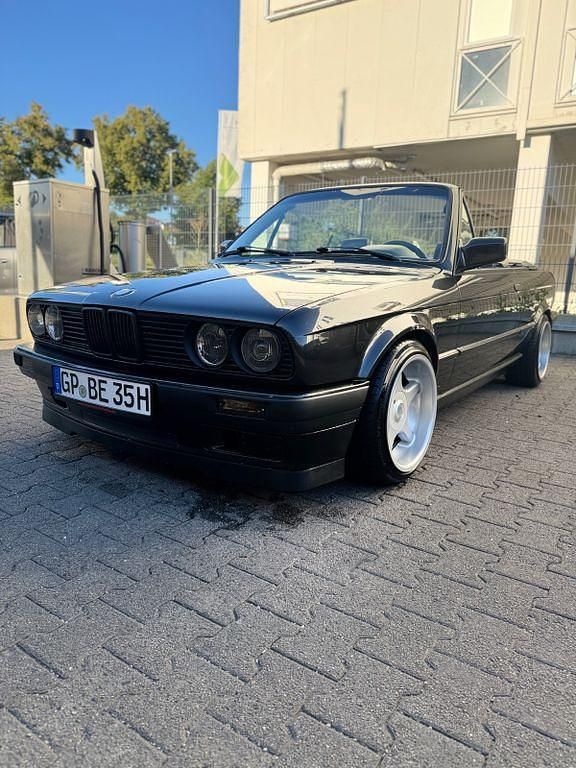Schwarz Gebraucht 1990 BMW 318 Cabriolet Performance Cabrio | 13.950 € - Bild 1/4