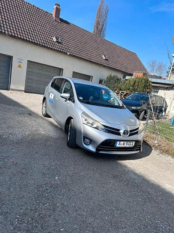 Gebraucht Toyota Verso 150 PS (110 kW) 2015 Grau Van / Kleinbus