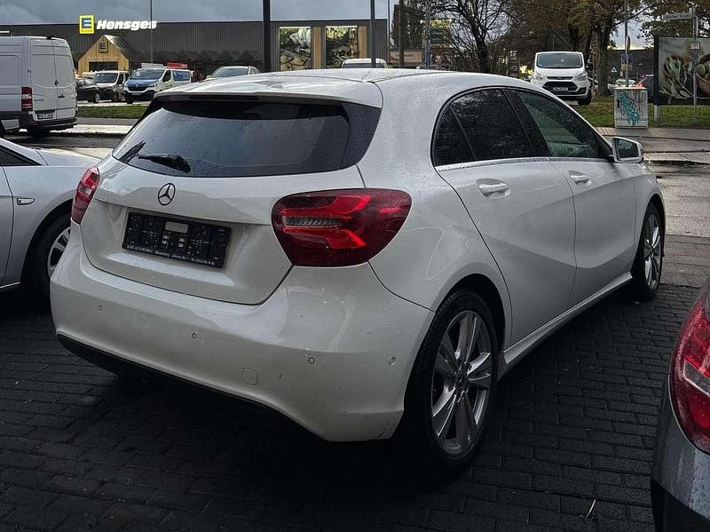 Gebraucht Mercedes A180 122 PS (89 kW) 2017 Calcitweiss/zirrusweiss Kleinwagen