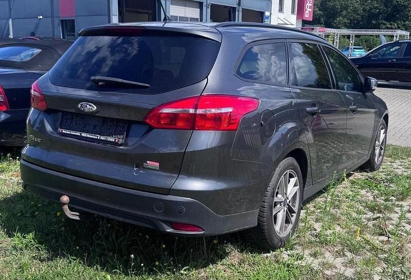 Gebraucht Ford Focus Business Edition 101 PS (74 kW) 2015 Grau Limousine