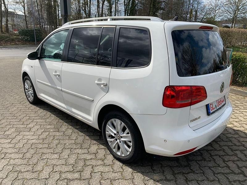 Gebraucht VW Touran Life 105 PS (77 kW) 2013 Weiß Van / Kleinbus