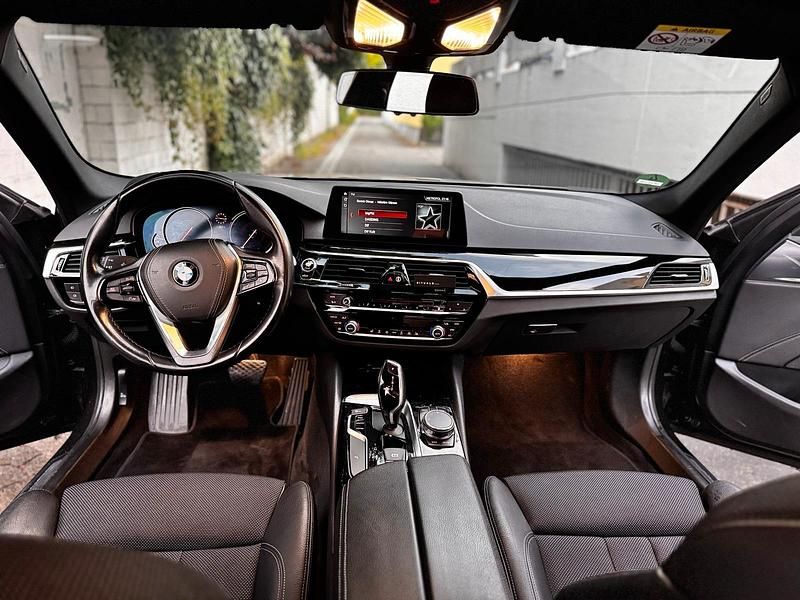 Grau Gebraucht 2018 BMW 520 Sport Line Kombi | 16.899 € (Guter Preis) - Bild 1/4