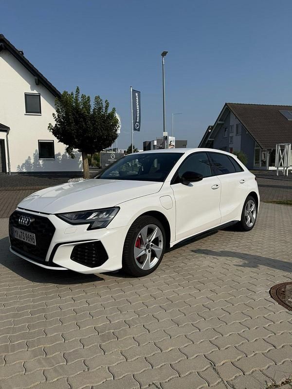 Weiß Gebraucht 2021 Audi A3 Sportback e-tron Limousine | 23.000 € (Fairer Preis) - Bild 1/4