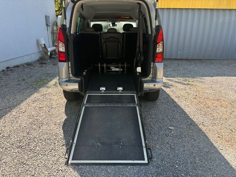 Grau Gebraucht 2016 Citroën Berlingo SELECTION Van / Kleinbus | 16.700 € - Bild 1/4