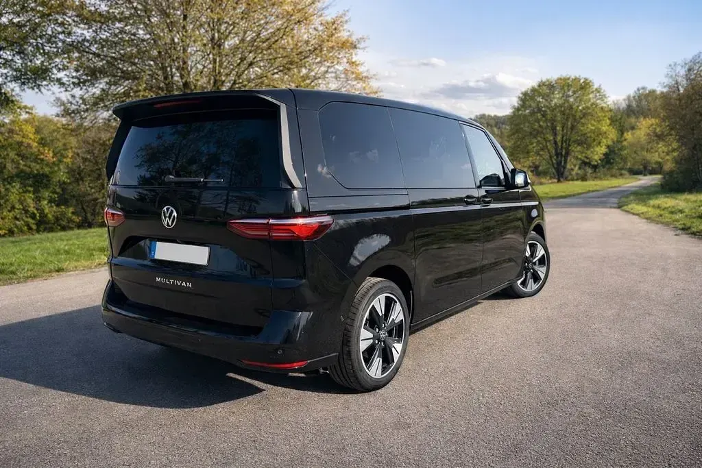 Gebraucht VW Multivan Life 150 PS (110 kW) 2024 Schwarz Van / Kleinbus
