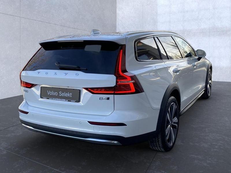 Gebraucht Volvo V60 Plus 197 PS (144 kW) 2024 Crystal white (metallic) Kombi