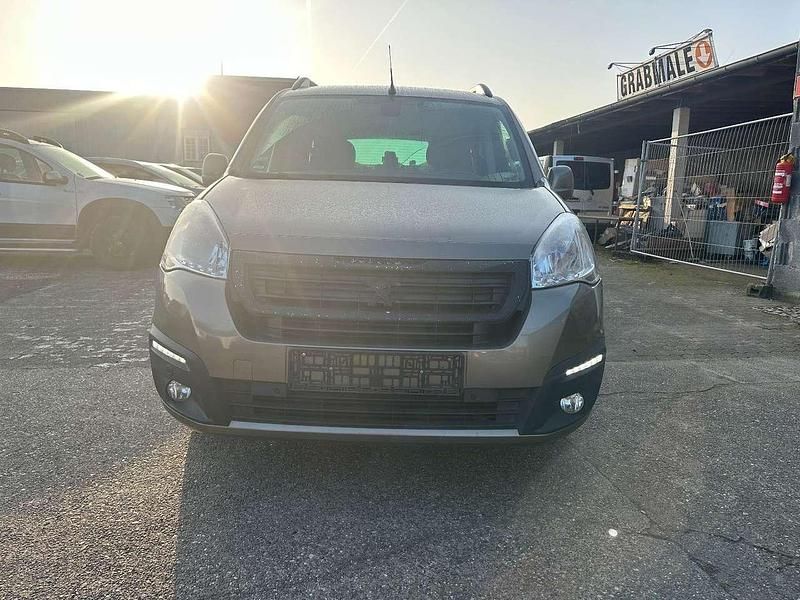 Gebraucht Peugeot TePee Allure 99 PS (72 kW) 2016 Lack nocciola/metalliclackier Kombi