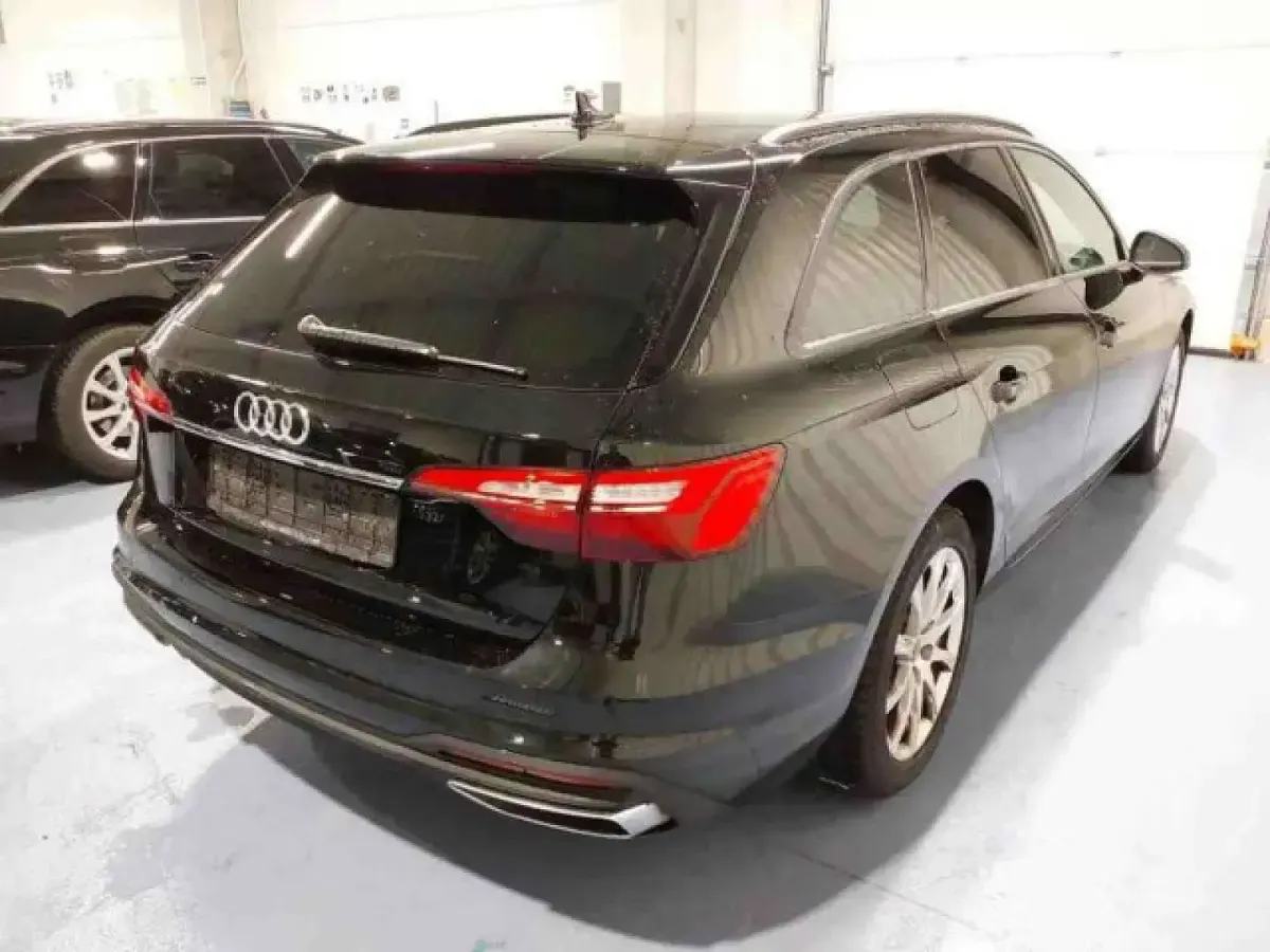 Gebraucht Audi A4 Basis 150 PS (110 kW) 2022 Mythosschwarz metallic Kombi
