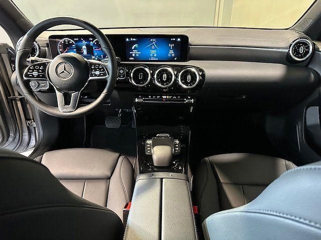 Gebraucht 2023 Mercedes CLA200 Shooting Brake Kombi | 32.490 € (Fairer Preis) - Bild 1/4