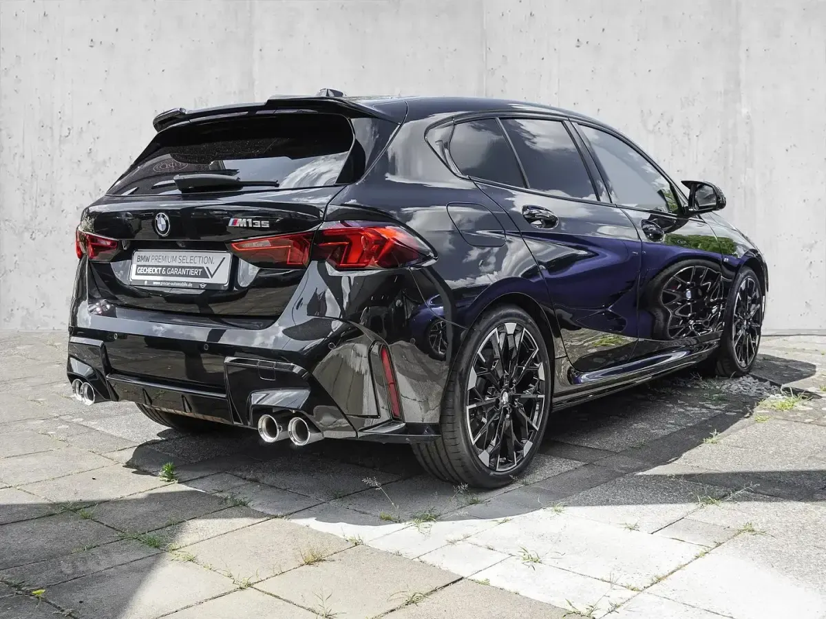 Gebraucht BMW M135 Performance 300 PS (220 kW) 2025 Schwarz Kleinwagen