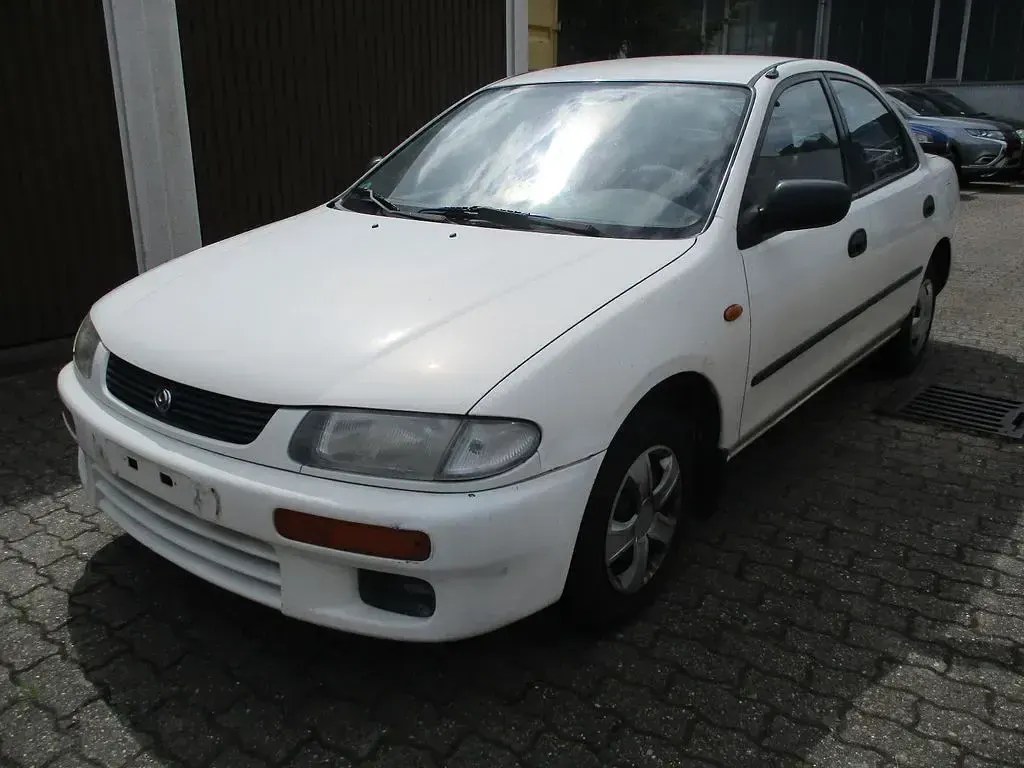 Używany Mazda 323 88 KM (64 kW) 1996 Biały Sedan/Limuzyna
