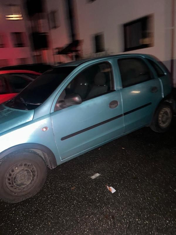 Grün Gebraucht 2004 Opel Corsa Kleinwagen | 200 € (Superpreis) - Bild 1/4