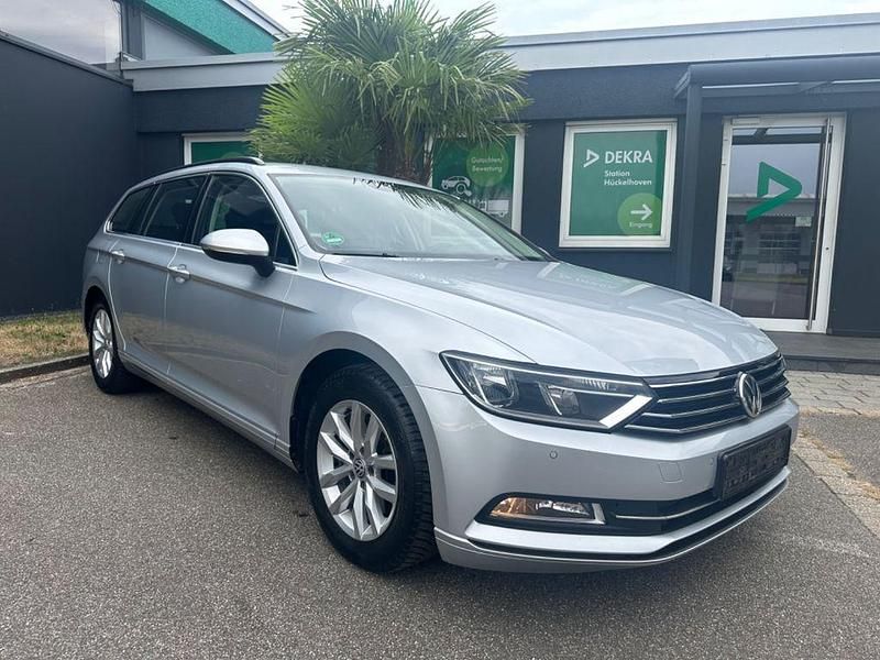 Silber Gebraucht 2018 VW Passat Comfortline Kombi | 8.490 € - Bild 1/4
