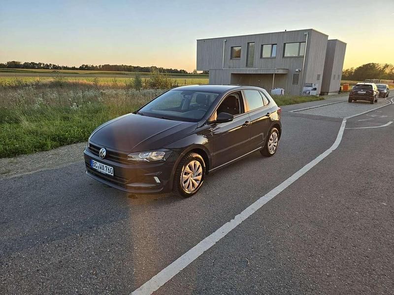 Grau Gebraucht 2020 VW Polo Trendline Limousine | 11.300 € (Superpreis) - Bild 1/4