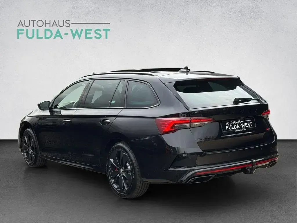 Neu Skoda Octavia RS 265 PS (194 kW) 2025 Blackmagic perleffekt Kombi